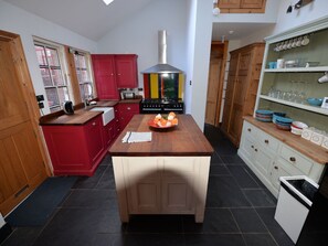 House | Private kitchen | Fridge, microwave - Charming Holiday Home in Leamington Spa Near Jephson Garden (Royal Leamington Spa)
