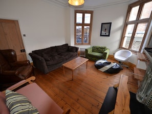 House | Living room | Fireplace - Charming Holiday Home in Leamington Spa Near Jephson Garden (Royal Leamington Spa)