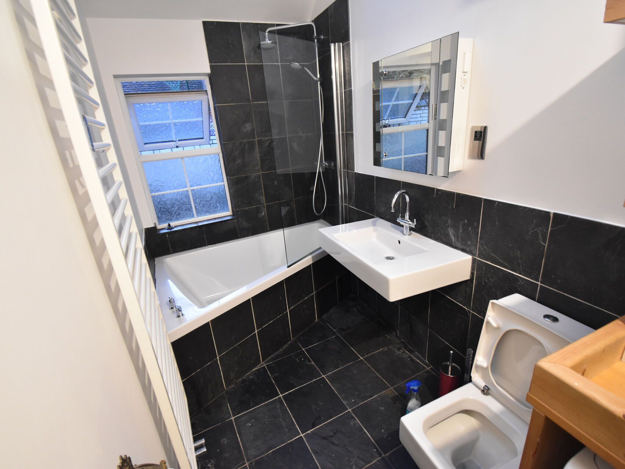 House | Bathroom | Combined shower/bathtub, towels
