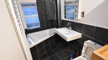 House | Bathroom | Combined shower/bathtub, towels