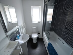 Apartment | Badezimmer | Duschwanne