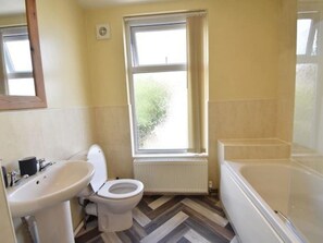 Ferienhaus | Badezimmer | Duschwanne, Haartrockner, Handtücher