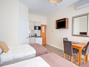 Dining - Elegant Apartment in London near Thames River (London)