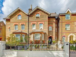 Unclassified image, 5 of 30, button