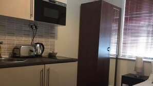 Microwave, stovetop, toaster - Homely Apartment in London near Hyde Park, London Zoo, Gyms (London)
