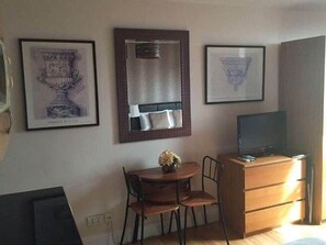 Private kitchen - Homely Apartment in London near Hyde Park, London Zoo, Gyms (London)