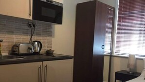 Apartment | Private kitchen - Modern Apartment in London Near Handford Wines (London)