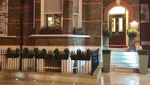 Exterior - Modern Apartment in London Near Handford Wines (London)