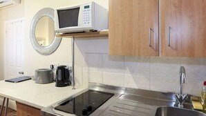 Apartment | Private kitchen - Modern Apartment in London Near Handford Wines (London)