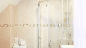 Shower, towels - Modern Apartment in London Near Handford Wines (London)