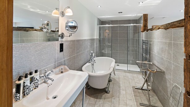 Shower, hair dryer, towels - Gorgeous Home in Nr Bowness-on-windermere With Garden (Windermere)