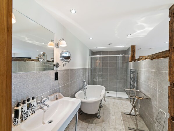 Shower, hair dryer, towels