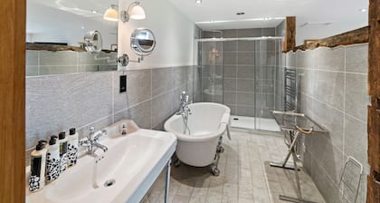 Gorgeous Home in Nr Bowness-on-windermere With Garden