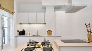 Apartment | Private kitchen | Coffee/tea maker, fridge, microwave, oven - Central Apartment in London near Regent & Bond Streets (London)