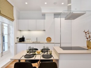 Apartment | Eigene Küche | Wasserkocher mit Kaffee-/Teezubehör, Kühlschrank, Mikrowelle, Ofen