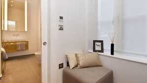 Apartment | Bathroom | Towels - Central Apartment in London near Regent & Bond Streets (London)
