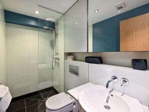 Apartment | Badezimmer | Duschwanne, Handtücher