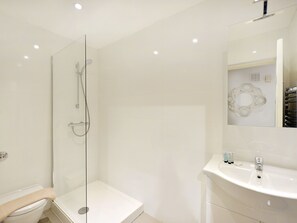 Apartment | Badezimmer | Dusche, Handtücher