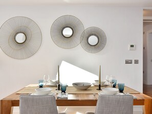 Dining - Chic Apartment in London near Picadilly Circus & Dior (London)