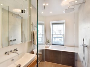 Apartment | Bathroom - Chic Apartment in London near Picadilly Circus & Dior (London)