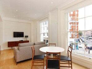 Dining - Elegant Apartment in London on Kings' Road (London)