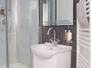 Bathroom - Lovely Holiday Home in Gloucester near Waterways Museum (Gloucester)