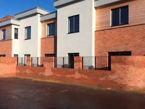Exterior - Snug Holiday Home in Gloucester near Robinswood Hill Park (Gloucester)