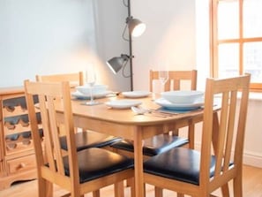 Dining - Snug Holiday Home in Gloucester near Robinswood Hill Park (Gloucester)