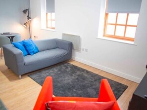 Living room - Cozy Holiday Home in Gloucester near Robinswood Park (Gloucester)