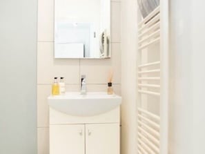 Towels - Cozy Holiday Home in Gloucester near Robinswood Park (Gloucester)