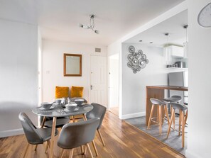 Dining - Restful Apartment in London near Westfield Shopping Center (London)