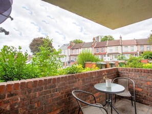 Balcony - Restful Apartment in London near Westfield Shopping Center (London)