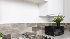 Fridge, microwave, oven, electric kettle - Urban Apartment in Manchester near The John Rylands Library (Manchester)