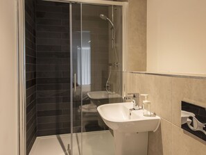 Apartment | Bathroom | Shower, towels