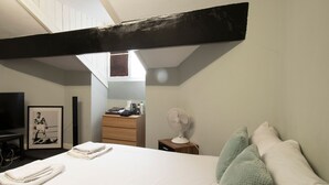 2 bedrooms, bed sheets - Contemporary Apartment in Manchester near Tram Station (Manchester)