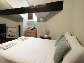 2 bedrooms, bed sheets - Contemporary Apartment in Manchester near Tram Station (Manchester)