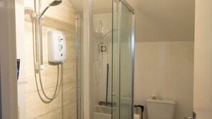 Shower, towels - Contemporary Apartment in Manchester near Tram Station (Manchester)