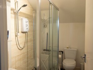 Shower, towels - Contemporary Apartment in Manchester near Tram Station (Manchester)