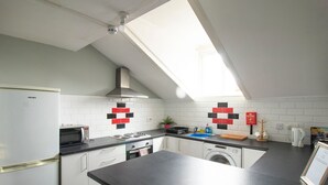 Fridge, microwave, electric kettle, toaster - Contemporary Apartment in Manchester near Tram Station (Manchester)