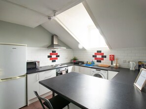Fridge, microwave, electric kettle, toaster - Contemporary Apartment in Manchester near Tram Station (Manchester)