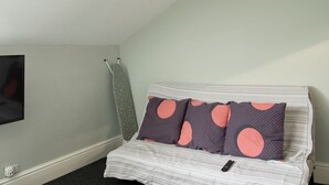 Living room - Contemporary Apartment in Manchester near Tram Station (Manchester)