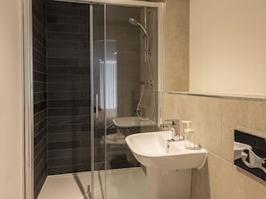 Apartment | Bathroom | Shower, towels