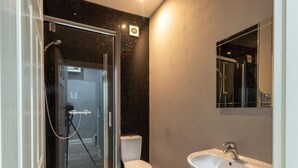 Bathroom - Cozy Holiday Home in Manchester near Science Museum (Manchester)