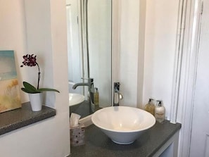 Shower, towels - Chic Holiday Home in Manchester near Sheen Gardens (Cheadle)