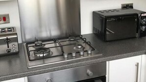 Talo | Yksityinen keittiö | Jääkaappi, mikroaaltouuni, uuni, vedenkeitin
