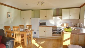 Fridge, microwave, oven - Spacious Holiday Home in Rolvenden With Garden (Cranbrook)