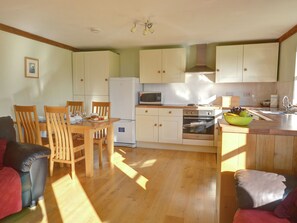 Fridge, microwave, oven - Spacious Holiday Home in Rolvenden With Garden (Cranbrook)