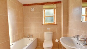 Shower, towels - Spacious Holiday Home in Rolvenden With Garden (Cranbrook)