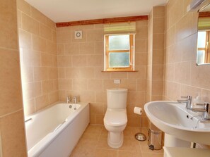 Shower, towels - Spacious Holiday Home in Rolvenden With Garden (Cranbrook)