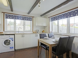 Fridge, microwave, oven - Beautiful Holiday Home in Felixstowe Near Beach (Felixstowe)